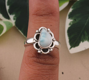 Bague en Larimar Naturel Forme Fantaisie, Argent Sterling 925, Pierre Bleue Véritable Sertie Clos, Bijoux Artisanaux Classiques pour Fêtes, Vente en Gros - Product Image 1