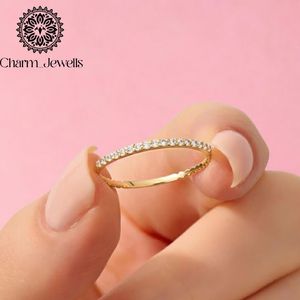 แหวนเพชรโมอิสซาไนต์ชุบทอง 18K สำหรับผู้หญิงจาก Charm_Jewells ดีไซน์แบบ Eternity Band ประดับเพชรทรงกลมเจียระไนแบบ Brilliant Cut แหวนหมั้นคลาสสิก - Product Image 3