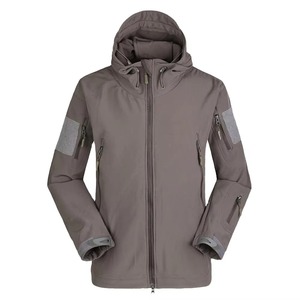 เสื้อแจ็คเก็ตผู้ชายแบบมีฮู้ดหลายกระเป๋า ผ้า softshell บุขนแกะ กันลม กันน้ำ เหมาะสำหรับกิจกรรมกลางแจ้ง สีเทา สีเขียวมะกอก สีกากี รับผลิตตามแบบ OEM - Product Image 3