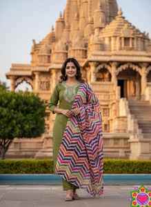 Nouvelle tenue traditionnelle indienne en coton slub, ensemble salwar kameez avec broderies pour mariage et fêtes. - Product Image 4