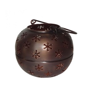 Farol de vela esférico de metal con acabado bronce antiguo, diseño floral perforado con pétalos recortados, cuerpo esférico y asa de alambre arqueado - Product Image 2