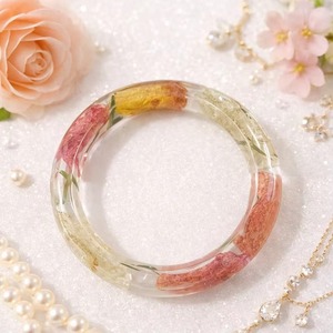 Dernières créations de bijoux pour femmes faits à la main, accessoires de mode, bracelets ronds en résine émaillée avec fleurs et plantes séchées, artisanat - Product Image 1