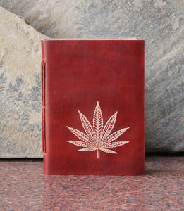 Cadeaux populaires : Journal de bureau pour étudiants en cuir véritable fait main, avec couverture avant gaufrée motif feuille de chanvre et papier, en cuir de chèvre TC - Product Image 4