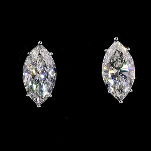 Élégantes boucles d'oreilles en forme de marquise avec diamants de laboratoire en or blanc 18 carats pour femmes - Product Image 1