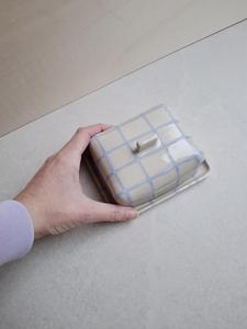 Porte-beurre moderne à motif à carreaux avec couvercle, plateau de service compact, finition brillante, élégant support de rangement pour beurre de comptoir de cuisine - Product Image 2