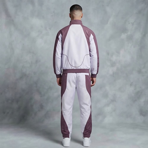 Ensemble survêtement streetwear personnalisé pour homme, coupe-vent en nylon uni à capuche, avec logo brodé sur mesure, style urbain - Product Image 6