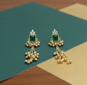 Boucles d'oreilles ethniques kashmiri géométriques en alliage de zinc de qualité supérieure, plaquées or, avec strass en cristal, légères, pour femmes, parfaites pour les occasions festives - Product Image 3