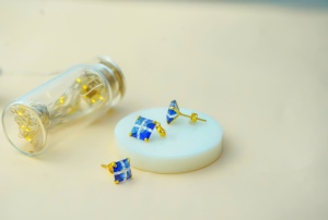 ICEQ JEWELLERY ต่างหูจี้เพทายสีน้ำเงินทรงเจ้าหญิง ชุบทอง 10K แบบกรงเล็บ สำหรับผู้หญิง สไตล์คลาสสิก รูปทรงเรขาคณิต เหมาะสำหรับใส่ทุกวัน - Product Image 6