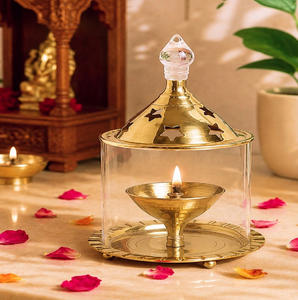 Diya de latón y vidrio Akhand Jyoti con tapa superior con recortes de estrellas para decoración del hogar, la puja y el templo, disponible a precios de mayoreo. - Product Image 1
