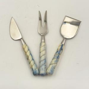 Juego de Cuchillos para Queso de Calidad Sostenible con Mango de Resina, Cuchillo para Cortar Queso, Pizza y Pasteles, y Tenedor con Acabado Brillante para Cocina - Product Image 2