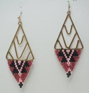 Boucles d'oreilles pendantes géométriques tressées bohèmes en acier inoxydable avec perles et support triangulaire, tendance 2026 pour femme, idéales comme cadeau - Product Image 1