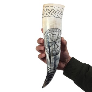 Corne à boire viking avec symbole Valknut pour la décoration des festivals, capacité de 250-500 ml, longueur de 28-35 cm, fabrication artisanale de qualité, matériau organique - Product Image 1
