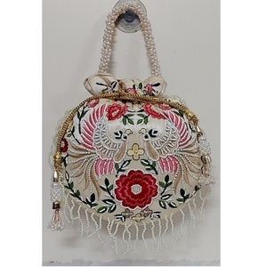 กระเป๋าขนาดเล็กสไตล์อินเดียแบบดั้งเดิมของผู้หญิงการปักลายนกยูงและการตกแต่งไข่มุกสไตล์แฟชั่น 'หม้อ' - Product Image 1