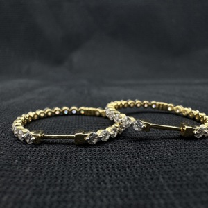 Pendientes de Aro de Oro Amarillo de 8K con Diamantes Cultivados en Laboratorio de Corte Redondo de 2.03CTW, Certificados por IGI, Diseño Interior y Exterior - Product Image 5