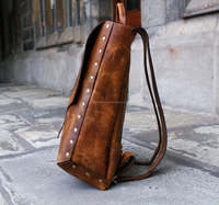 Sac à dos classique unisexe vintage fait main en cuir pleine fleur, design unique, logo personnalisé, fermeture à rabat, confort de portage sur l'épaule