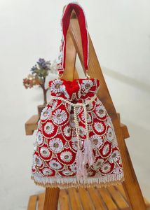 Bolso de mano tipo Potli con forma de loto, bordado con cuentas negras, asa de perlas, para mujer, para boda, con cordón, venta al por mayor - Product Image 3