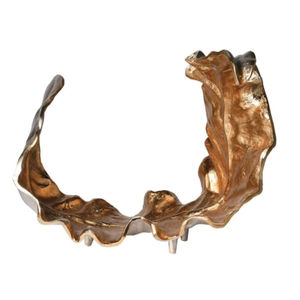 Bol de service alimentaire de haute qualité, forme ronde, aspect attrayant, texture martelée, or, avec motif perroquet ara et fleurs. - Product Image 6