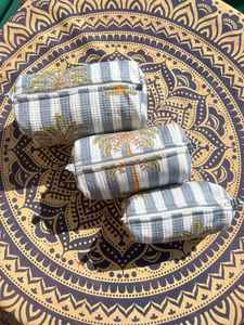 Ensemble polyvalent de 3 pièces : Trousse de toilette matelassée avec fermeture éclair et motif floral, sac multi-usages, sac de voyage pour usage quotidien - Product Image 2