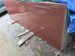 แผ่นหินแกรนิตบรูโนสีแดง-100% ธรรมชาติ ทนทาน คุณภาพสูง เหมาะสำหรับตกแต่งพื้นห้องนั่งเล่นหรือห้องโถงสไตล์โมเดิร์น พื้นหลังสีน้ำตาลแดงเข้ม - Product Image 3