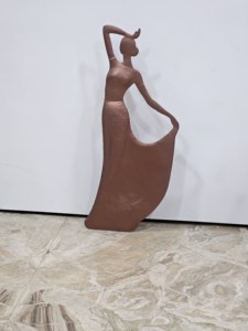 Sculpture abstraite en céramique de femme, figurine d'art moderne, statue décorative marron pour la maison et les mariages - Product Image 4