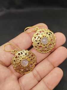 ต่างหูแบบห้อยประดับพลอยทองเหลืองส่งออกทำมือชุบทองด้วยเม็ดสีโรสควอทซ์ - Product Image 6