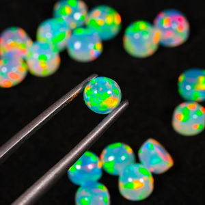 พลอยโอปอลไฟเอธิโอเปียสีขาวธรรมชาติทรงกลมแบบคาโบชอง ขายส่งจำนวนมาก สำหรับทำจี้ แหวน และเครื่องประดับ - Product Image 5