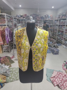 เสื้อกั๊กผ้าควิลท์ลายดอกไม้สีเหลือง คอวี แขนกุด สำหรับผู้หญิง ปักมือ ผ้าฝ้ายทอ ใส่ได้ในฤดูใบไม้ผลิ ของขวัญสำหรับเธอ - Product Image 1