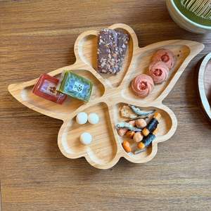 Plateau de service romantique en bambou en forme de cœur avec motif de feuille et section papillon pour les mariages, les fruits, les collations et les apéritifs - Product Image 5