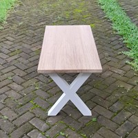 Table basse rectangulaire mobile moderne à pieds croisés en teck massif, finition blanchie, modèle TAB23 pour salon