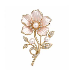 Pin de solapa de latón personalizado con logotipo de flor de lujo y esmalte para damas - Product Image 1