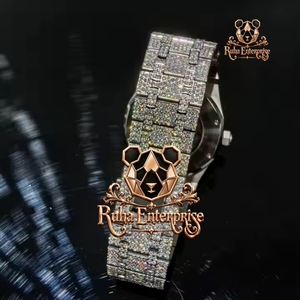Reloj de pulsera de cuarzo de acero inoxidable con apariencia de diamante, detalles brillantes en la caja, superficie de esfera adornada y brazalete de eslabones seguros - Product Image 2