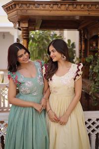 Robe Anarkali Culturelle Élégante Présentant des Éléments de Design Artistiques, Vêtement Anarkali Tendance avec Riches Détails Artisanaux - Product Image 4