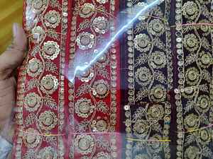 Encaje bordado de primera calidad con un elegante diseño floral, perfecto para decorar saris, lehengas y vestidos. - Product Image 2