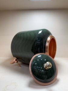 Dispensador de Agua de Cobre Puro Hecho a Mano con Acabado Verde Esmeralda, Olla Matka de 8L para el Hogar y la Oficina, Diseño Ecológico - Product Image 4