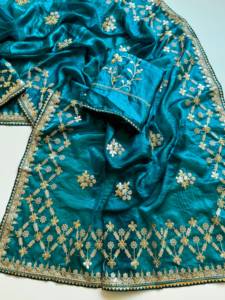 Sari de satén Fandy de diseñador para fiesta con hermoso bordado y blusa a juego con bordado. - Product Image 2