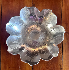 Bol en aluminium élégant en forme de fleur pour cadeaux de pendaison de crémaillère, célébrations saisonnières, fêtes de mariage et décoration de table de luxe - Product Image 1