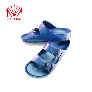 Fábrica de pantuflas EVA personalizadas que produce pantuflas tipo chanclas inspiradas en el fútbol para mercados promocionales y minoristas. - Product Image 2