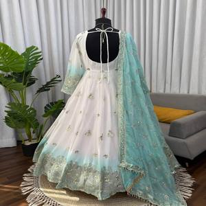 VASTRA COTTAGE Elegante Conjunto de Traje Anarkali de Georgette con Pantalón y Dupatta con Bordado de Lentejuelas, Ideal para Fiestas y Bodas - Product Image 3