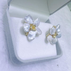 Boucles d'oreilles en perles d'eau douce naturelles de Zhuji, design français polyvalent en forme de pétale, pour la remplacement des cheveux ou une utilisation de niche - Product Image 1