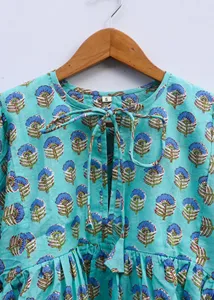 Robe d'été décontractée pour femme, style bohème, en coton bleu ciel, imprimé floral fait main, manches bouffantes, coupe ample, col noué, mini-robe - Product Image 4