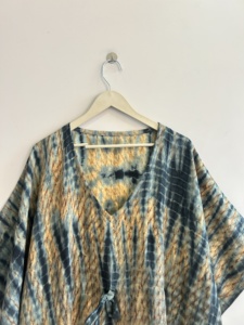 Vestido caftán bohemio de seda para mujer, hecho a mano con teñido anudado, suave camisón. - Product Image 6