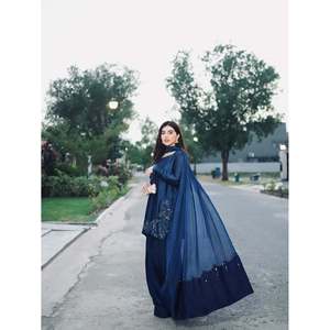 Hermoso conjunto de Parte superior inferior y Dupatta para mujer con trabajo de secuencia de bordado - Product Image 4