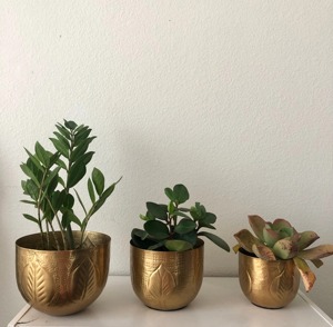 Pot de fleurs en métal gravé finition or, design décoratif, parfait pour la décoration de jardin, de balcon et d'angle, provenant d'Inde. - Product Image 2