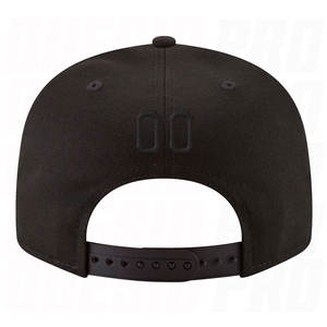 Casquette snapback ajustable noire et blanche personnalisée, broderie durable, style streetwear premium, visière plate, coupe classique pour femme - Product Image 3