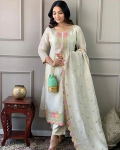 ชุดเสื้อผ้าไหมชานเดอรีปักลายหรูหรา พร้อมผ้าคลุมไหล่ สีขาว รุ่น 71548 - Product Image 5