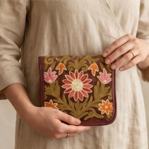 Bolso bandolera de gamuza con bordado Crewel de Cachemira – Bolso artesanal floral marrón oscuro - Product Image 3