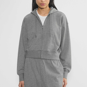 Fournisseur en gros proposant des ensembles de jogging à capuche personnalisés avec logo, marque privée et tarifs directs d'usine pour les marques mondiales. - Product Image 1