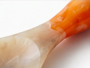 Lot de 2 cuillères à tête de corne en résine orange, design artisanal, légères, sans danger pour les aliments, pour la vaisselle, les fêtes et l'hôtellerie - Product Image 2