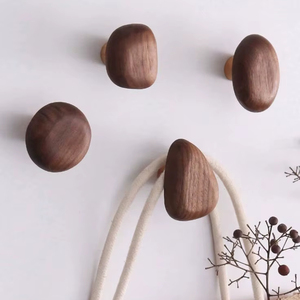 Crochets muraux en bois naturel, crochets à manteaux en noyer massif, ensemble de crochets minimalistes à fixer au mur, organisateur de crochets pour la décoration et le rangement de la maison - Product Image 1