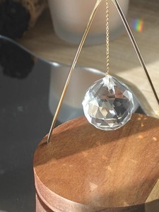 Esfera de Cristal Transparente Moderna, Atrapasueños de Cristal Pulido, Adorno Colgante con Base de Madera y Soporte de Cobre para Decoración del Hogar, de la India - Product Image 4